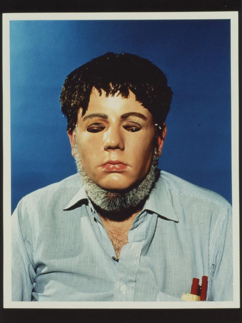 GILLIAN WEARING, Trauma 2000, Old Prof. Photo.: This lot starts at $1 as a courtesy so that collectors can determine the true market value on this authentic item. All items in this sale are guaranteed originals. Please contact us if there is a misr