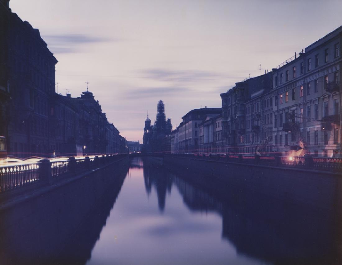 Joel Meyerowitz (1938 - * New York, NY): ''White Nights, Leningrad'', 1988, later impression, 1989 Color photograph under Plexiglas Signed, titled and dated in ink verso: Joel Meyerowitz Image size: 10.5'' H x 13.5'' W Provenance: with Hell'