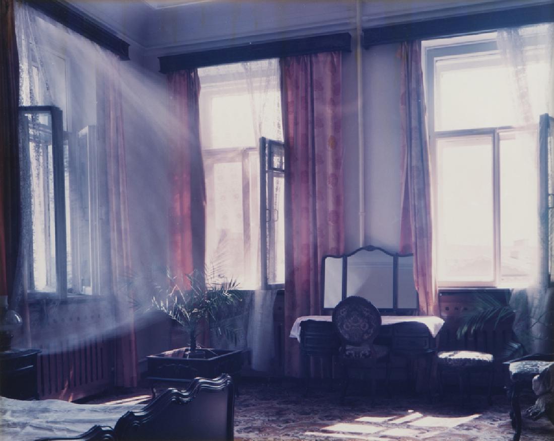Joel Meyerowitz (1938 - * New York, NY): ''Bedroom, Hotel Europe Kaya Leningrad'', 1988, printed 1989 Color photograph under glass Signed, titled and dated verso in two separate ink colors: Joel Meyerowitz Image size: 10.5'' H x 13.25'' W Pr