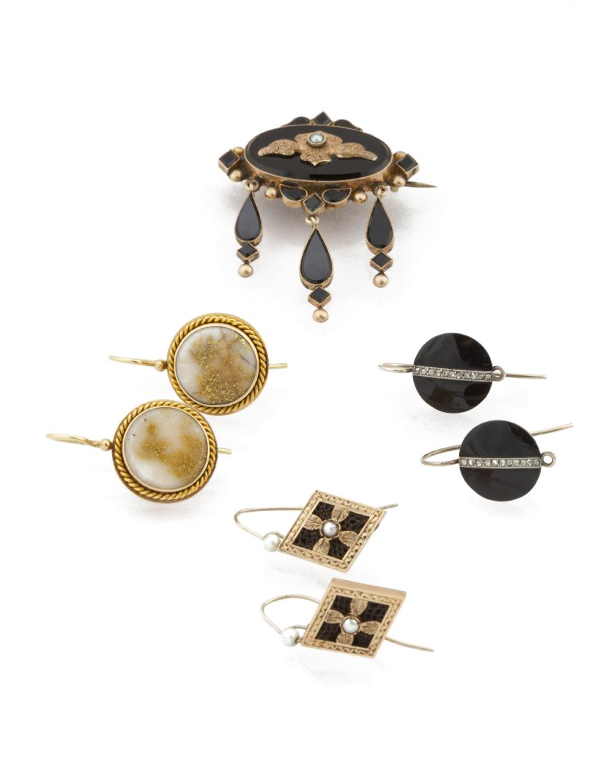 A group of four Antique jewelry items (1 of 5)