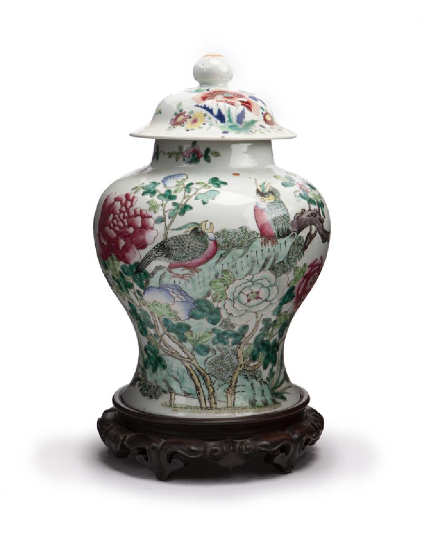 A Chinese porcelain lidded jar (1 of 2)