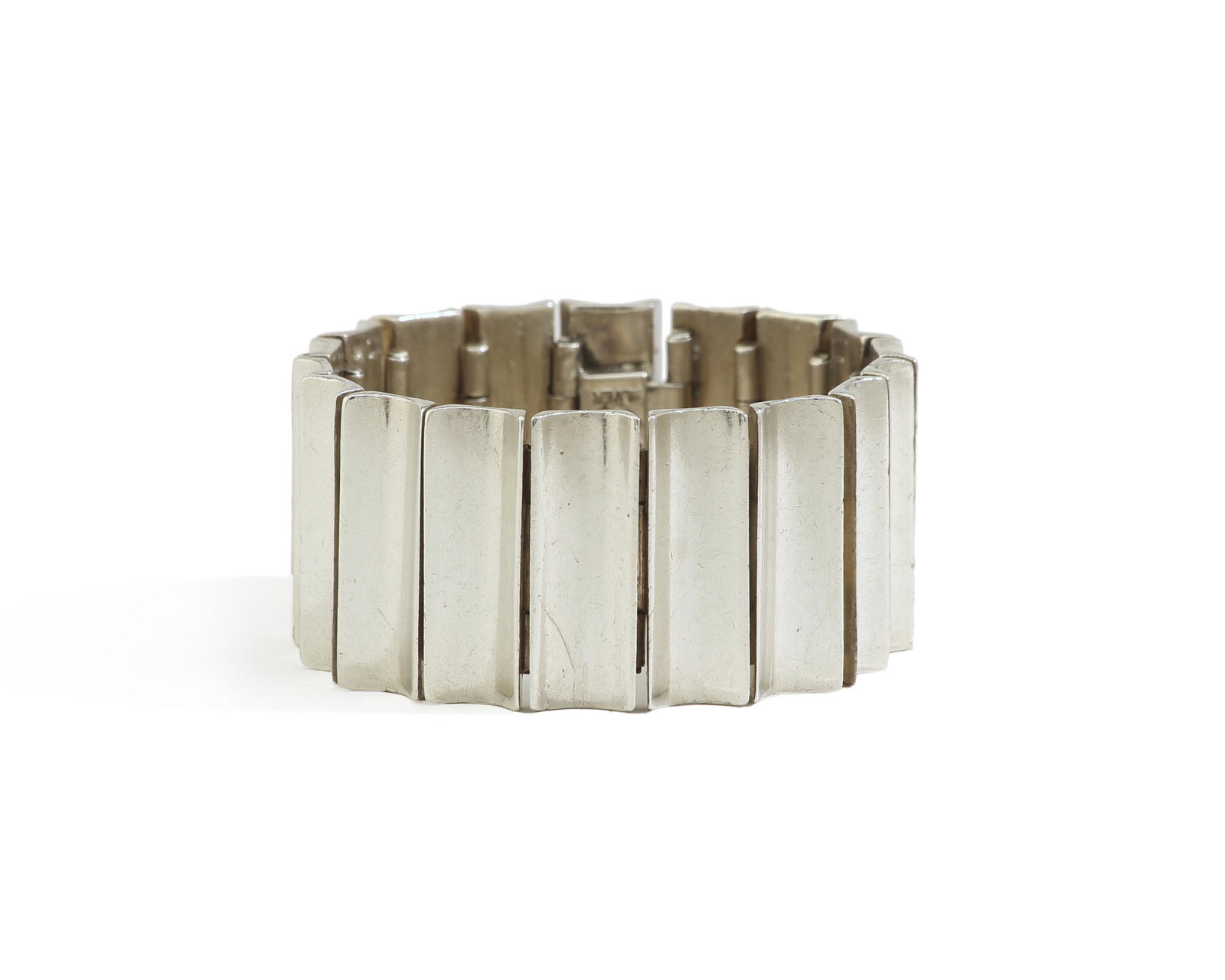 An Antonio Pineda silver bracelet: Post-1953 Crown mark for Antonio Pineda; Eagle 17; Further stamped: 970 / Silver / Hecho en Mexico Comprising fluted links 1.125" H x 7" W 134.5 grams Provenance: The Collection of Cindy Tie
