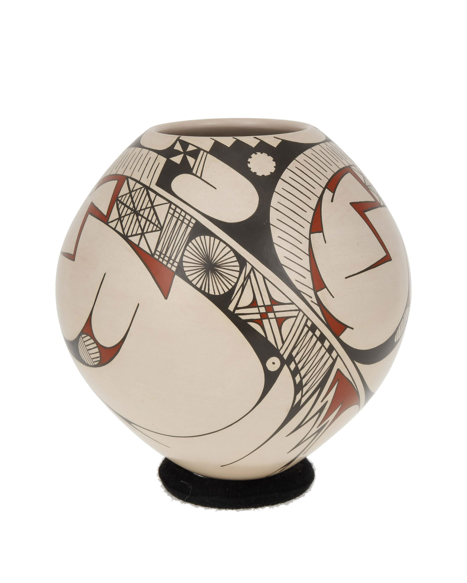A Mata Ortiz pottery vessel, by Taurina Baca (1 of 3)