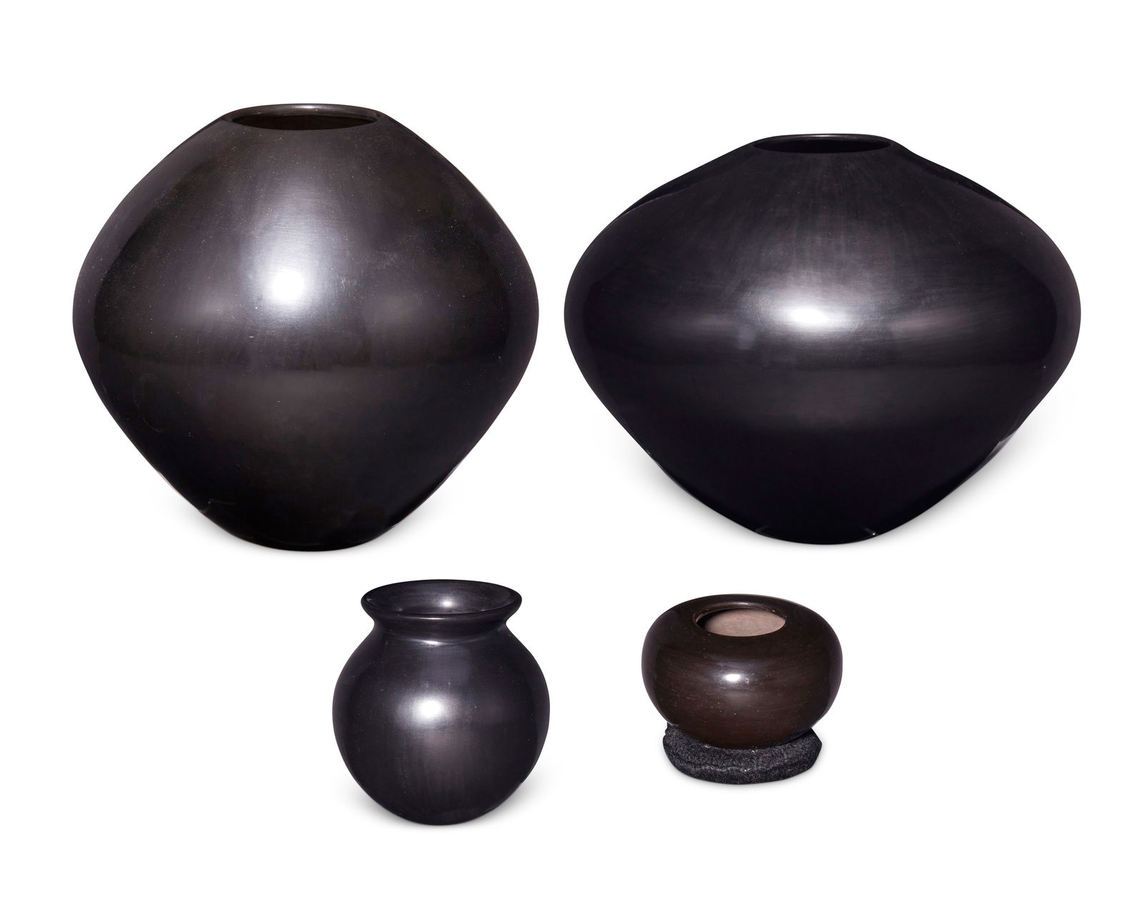 A group of Mata Ortiz pottery vessels (1 of 8)