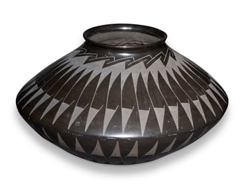 Tavo Silveira (20th century; Mata Ortiz, Mexico), A broad-shouldered blackware pot, mid-20th century