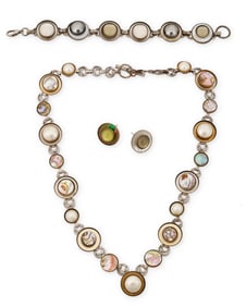 A mixed set of vintage jewelry