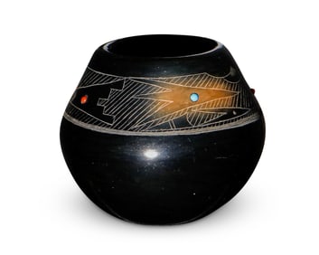 Barbara "Tahn-Moo-Whe" Gonzales (b. 1947, San Ildefonso Pueblo), A diminutive blackware jar, 1980