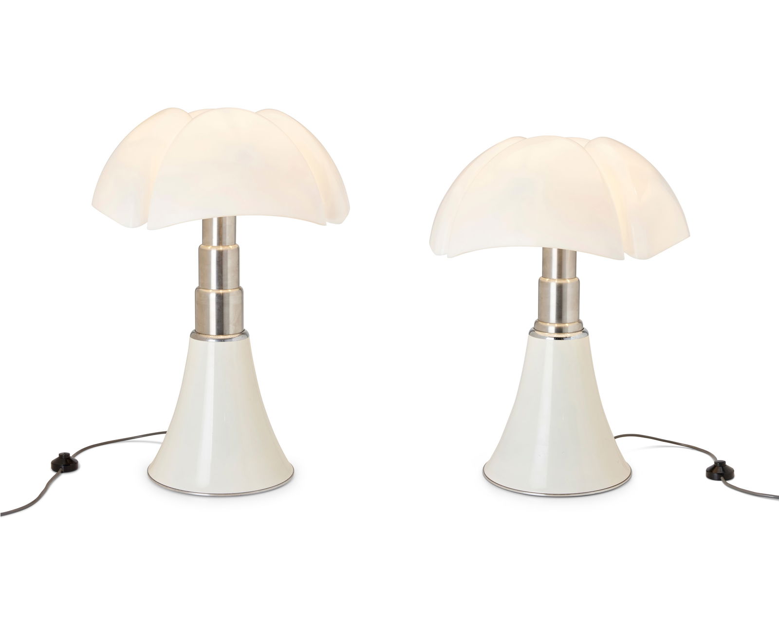 Gae Aulenti (1927-2012), A pair of "Pipistrello" table lamps for Martinelli Luce, late 20th century (1 of 13)