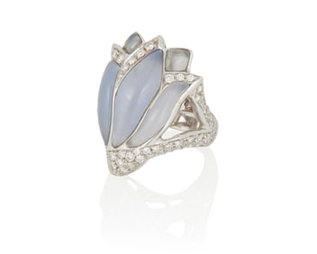 An 18K White Gold and Chalcedony Ring