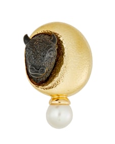 Elizabeth Gage: An 18K Gold and Onyx Brooch