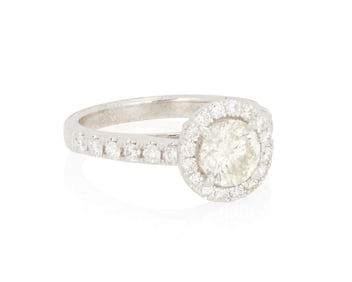 An 18K White Gold and Diamond Ring