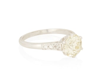An 18K White Gold and Diamond Ring