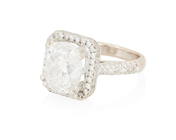 An 18K White Gold and Diamond Ring
