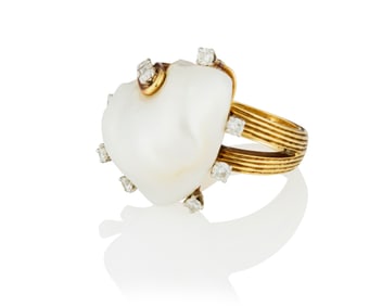 Ruser: A 18K Gold and Freshwater Pearl Ring