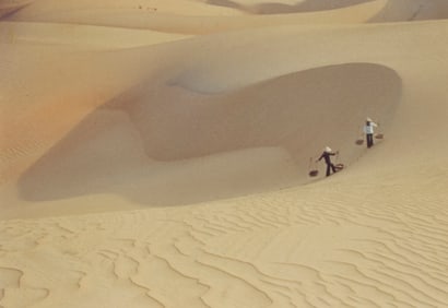 Don Hong-Oai (1929-2004), Untitled, figures walking along dunes