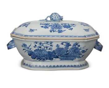 A Chinese Export blue and white porcelain tureen