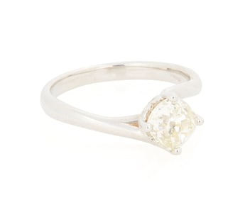An 18K White Gold and Diamond Ring