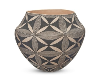 Nelda Lucero (b. 20th century, Acoma Pueblo), A fine-line pottery olla, late 20th century