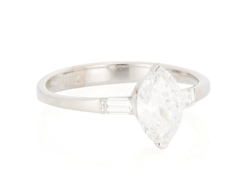 An 18K White Gold and Diamond Ring