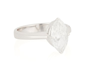 An 18K White Gold and Diamond Ring