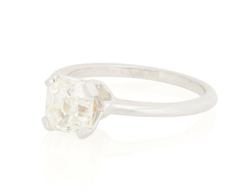 An 18K White Gold and Diamond Ring