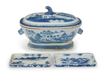 A Chinese blue and white porcelain tureen and pair of dishes