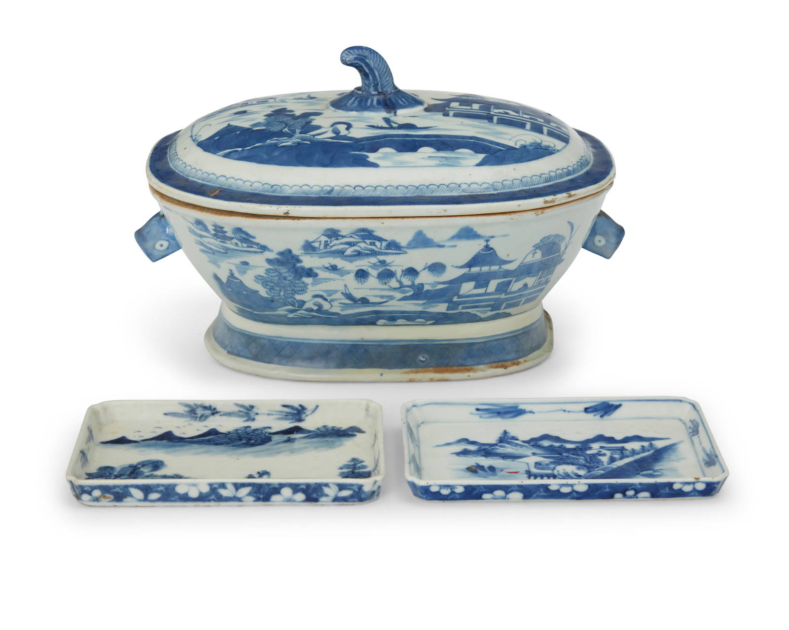 A Chinese blue and white porcelain tureen and pair of dishes