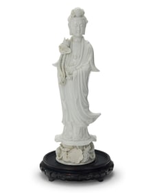 A Chinese Dehua-style porcelain figure of Guanyin