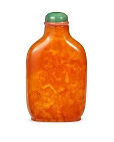 A Chinese amber snuff bottle
