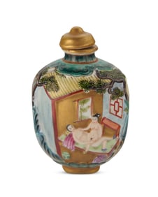 A Chinese polychrome porcelain snuff bottle