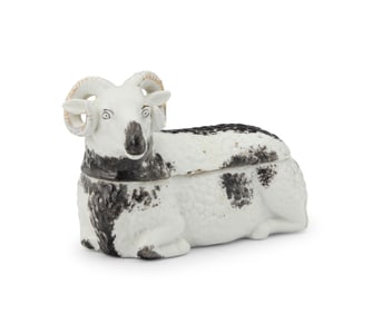 A Kuznetsov porcelain figural box