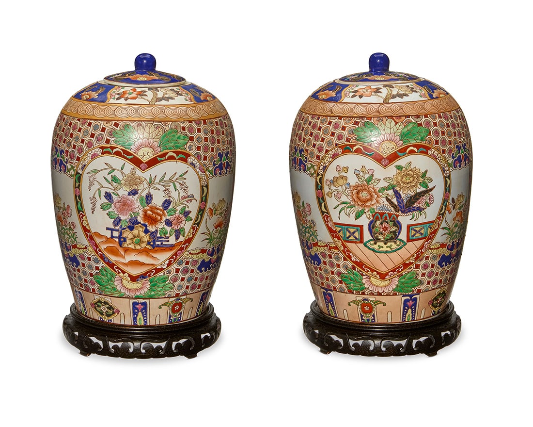 A pair of Chinese porcelain covered vases (1 of 8)