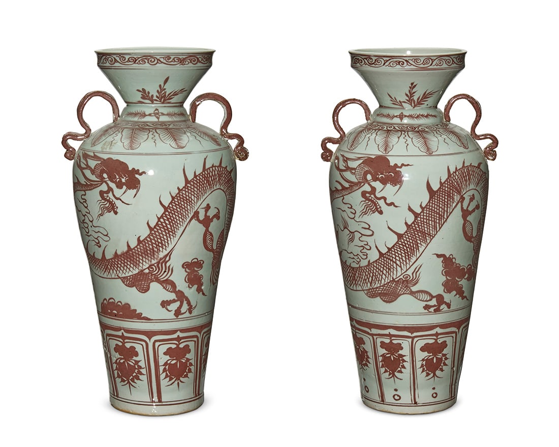A pair of Chinese porcelain vases (1 of 5)