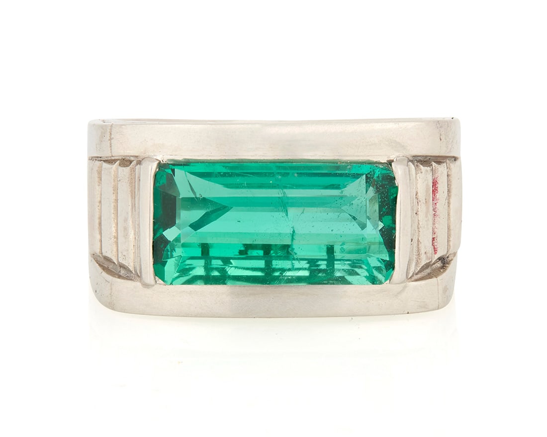 A Platinum and Emerald Ring - 2