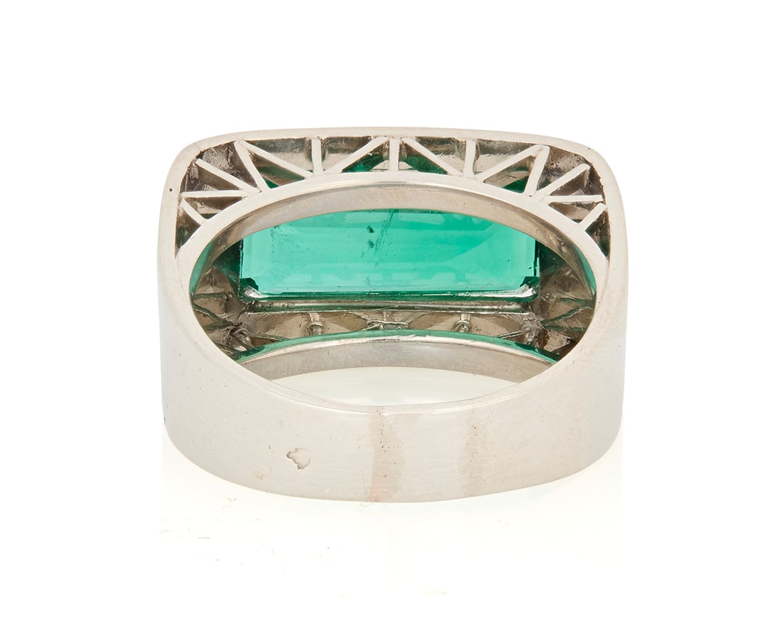 A Platinum and Emerald Ring - 3