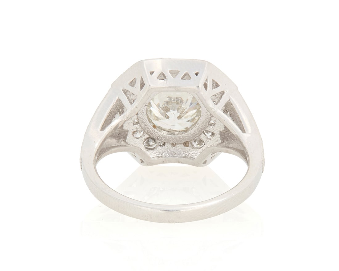 A Platinum and Diamond Ring - 2