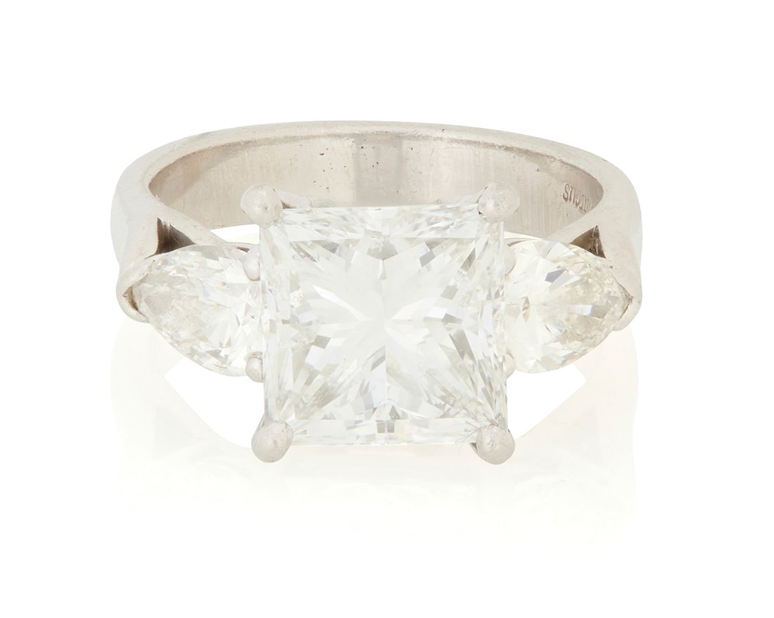A Platinum and Diamond Ring - 2