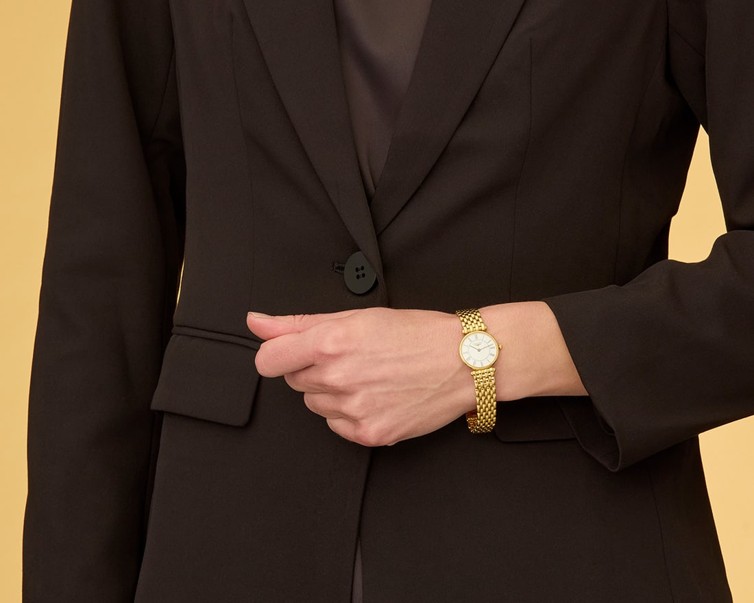 Longines: An 18K Gold Watch - 4