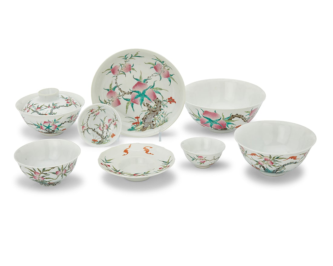 An extensive Chinese enameled porcelain assembled service (1 of 7)