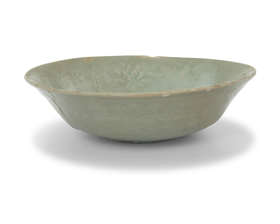 A Korean celadon ceramic dish - 3