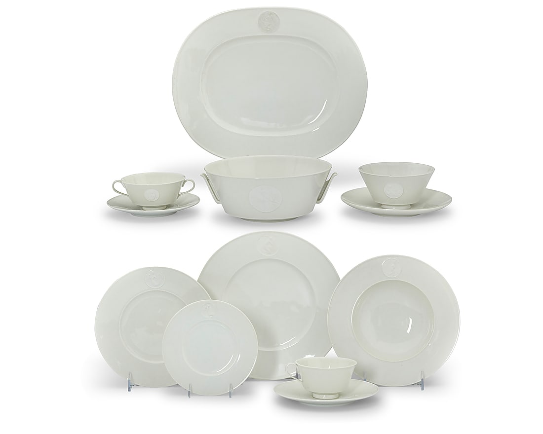 A KPM porcelain 'Arcadia' dinner service (1 of 7)