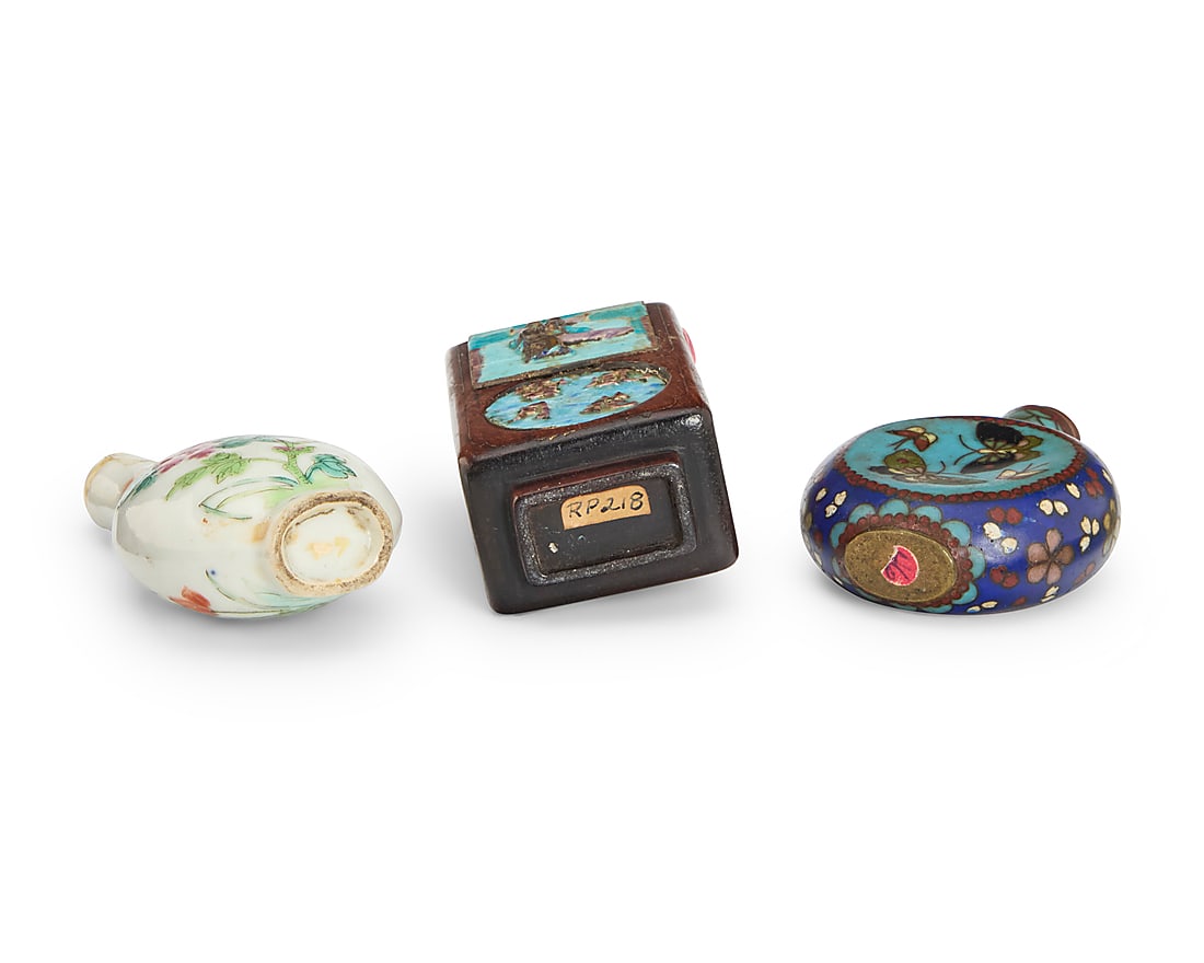 Three Chinese snuff bottles 20th century Comprising one porcelain decorated with floral motifs, - 3