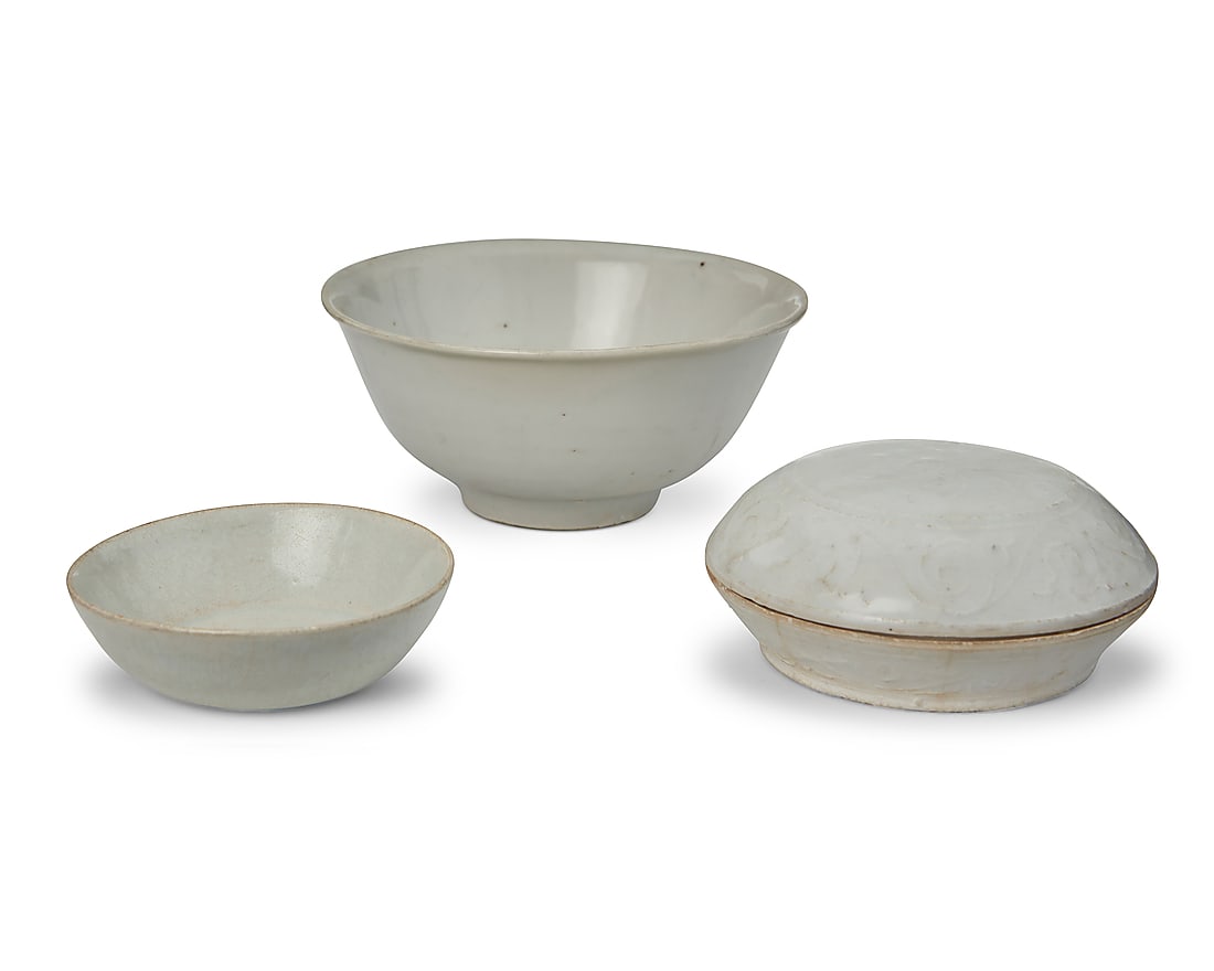 Three Chinese white ceramic bowls Song/Yuan Dynasty (960-1368) or later Footed bowl bearing a blue (1 of 4)