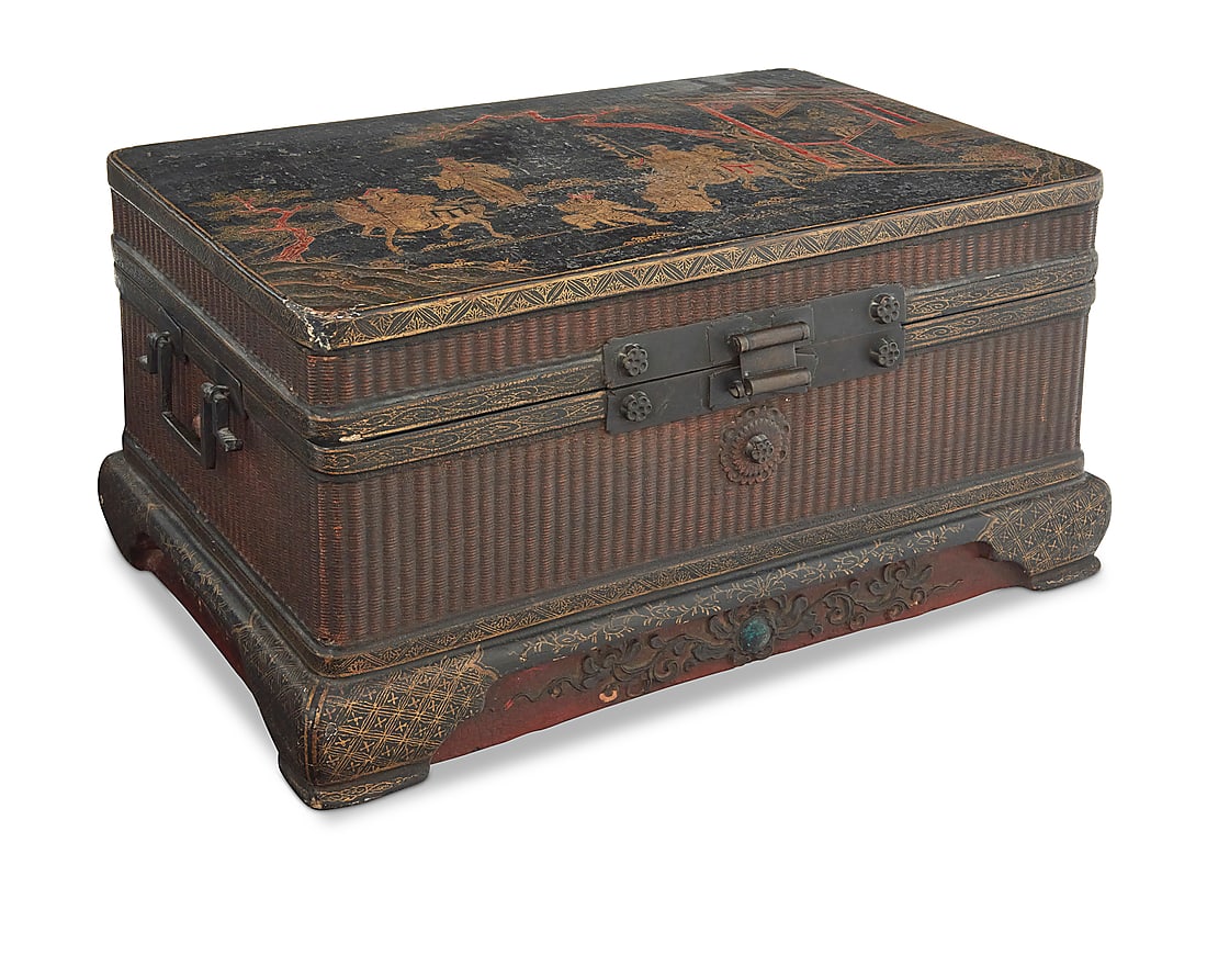 A Chinese lacquered wood box (1 of 4)