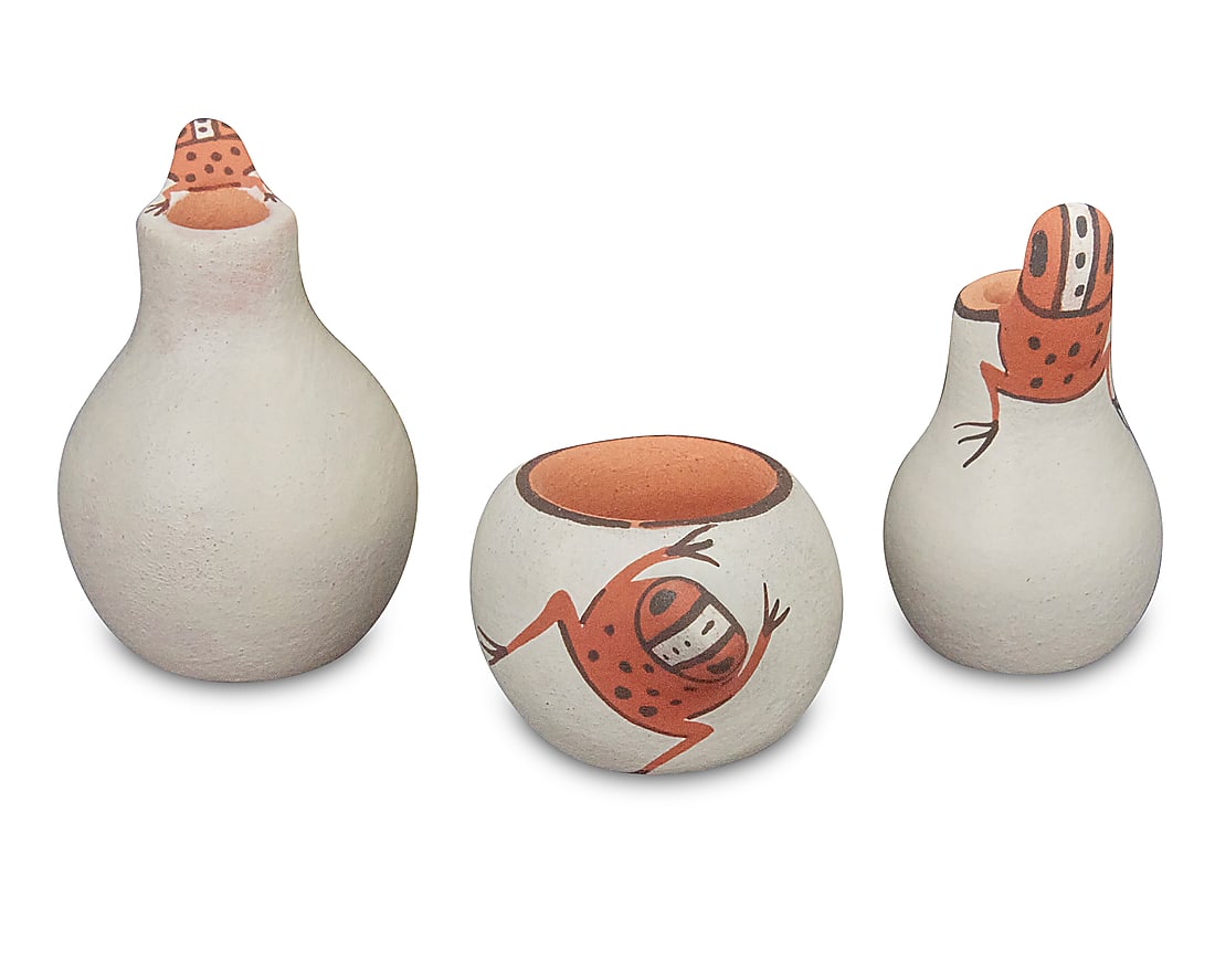 Agnes Peynetsa (b. 1962, Zuni Pueblo), Three diminutive frog effigy vessels, 1994-1998 (1 of 6)