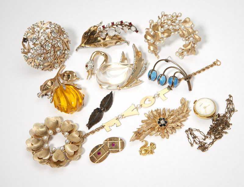 A collection of gold and costume jewelry: Comprising: a gold brooch; a bracelet; a pendant; and acsingle cufflink; together with costume jewelry, including Trifari, 27.5 grms gross of gold only, 13 pcs, est: $400/600
