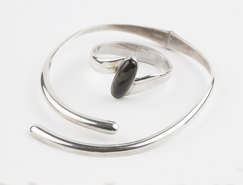 A silver collar and bangle, Sigi Pineda: Stamped Sigi, Tasco, Hecho en Mexico, Sterling, 258, eagle mark 3 on the silver hinged collar with an oval obsidian cabochon bangle, stamped 302, eagle mark 36, bangle with box clasp, 15'' and 6 3/4''