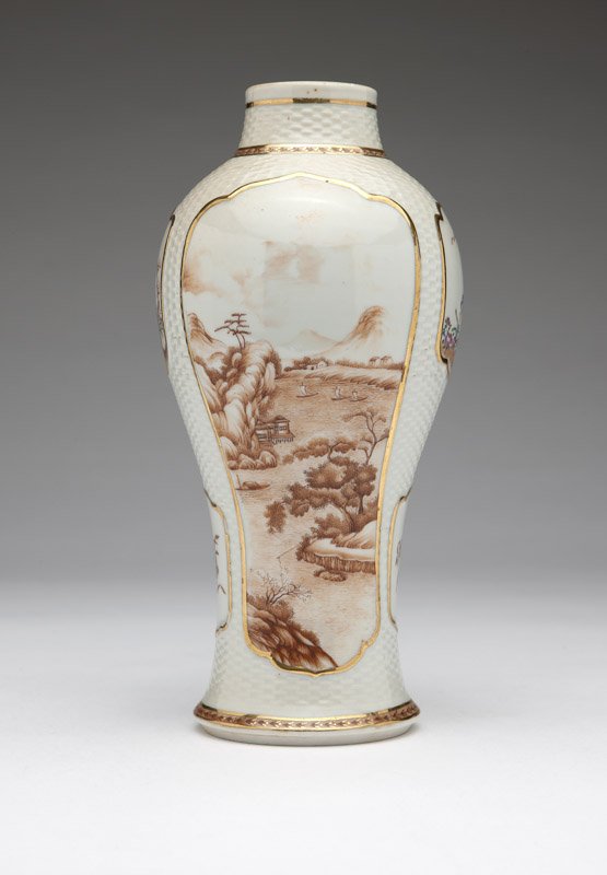 A Chinese export porcelain vase (1 of 5)