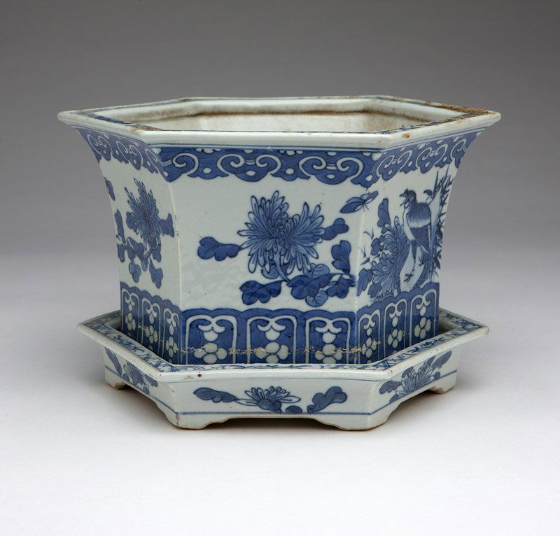 A Chinese blue and white porcelain jardiniere (1 of 3)