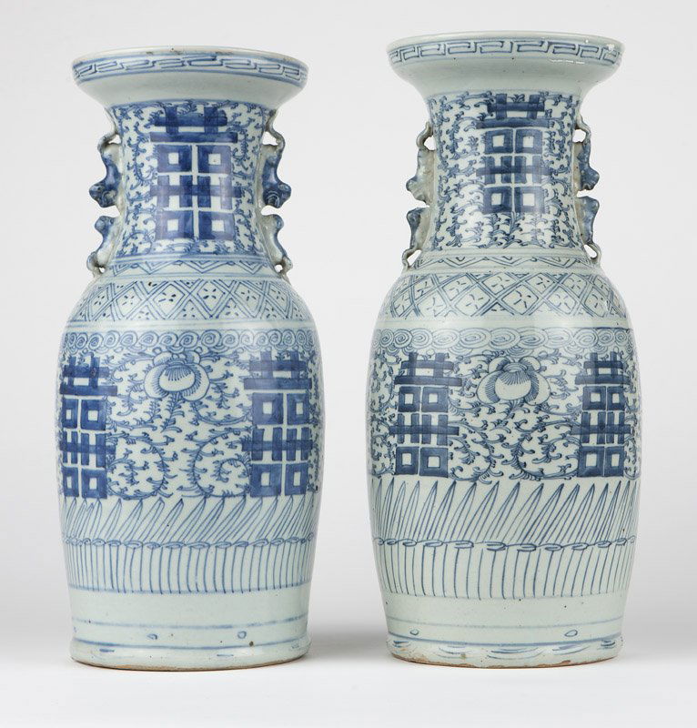 A pair of Chinese export porcelain vases (1 of 6)